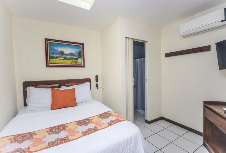 Berlor Airport Inn