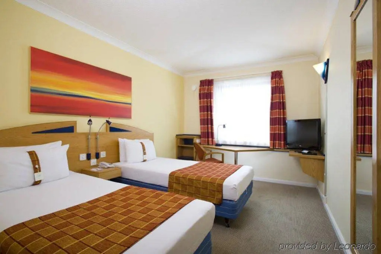 Holiday Inn Express London - Luton Airport photo 12