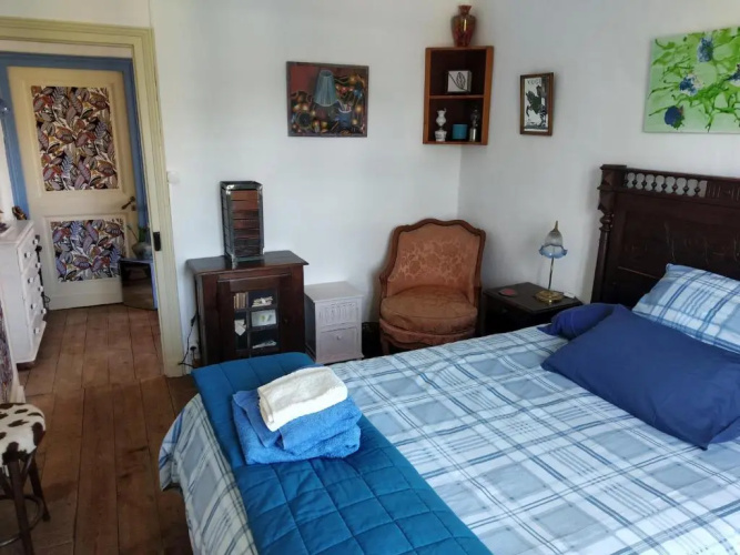 Cute 1-bed cottage with view across park.