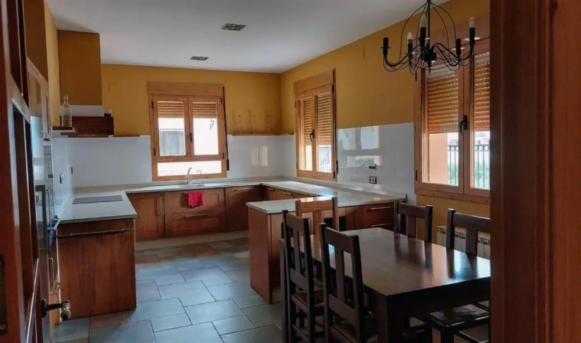 4 Bedrooms Cottage