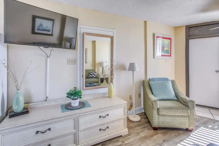 Beachfront Condo w/ Balcony & Pool in Myrtle Beach
