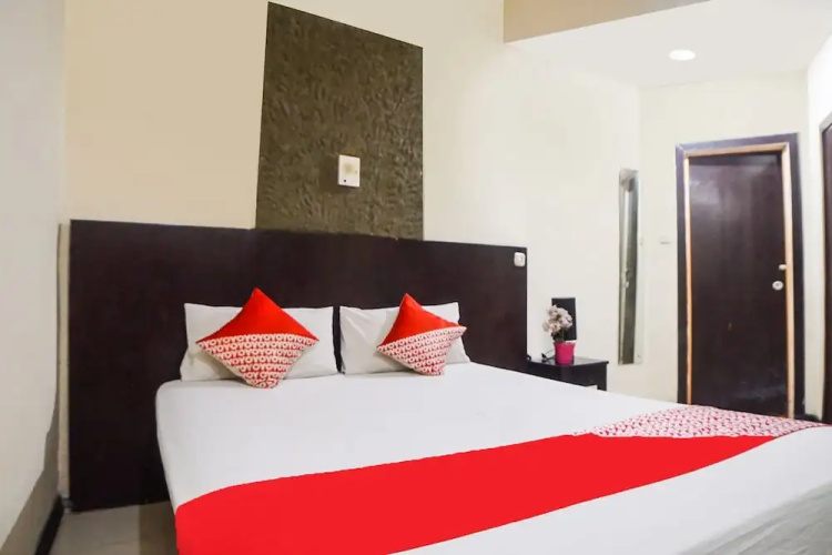 OYO 91878 Cherry Red Hotel