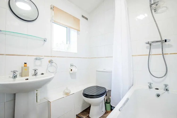 Host Stay Over the Bridge Cottage