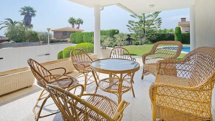 4 Bedrooms Apartment