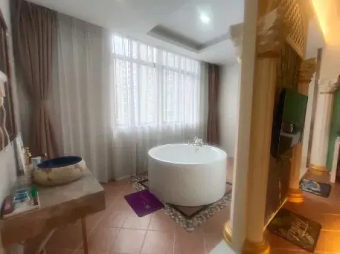 Pingjiang Qihang Theme Hotel