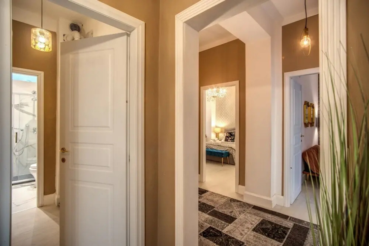AwesHome White Mirror Apartment&Terrace