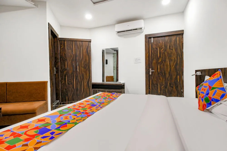 Hotel HTC By OYO Rooms