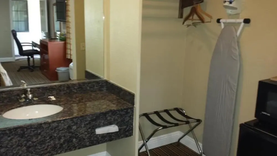 Regency Inn And Suites