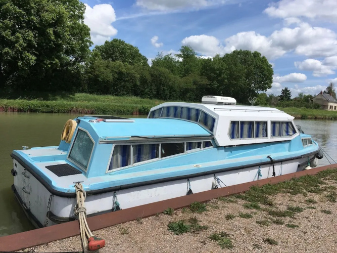Pleasure Boat Olea With Rise