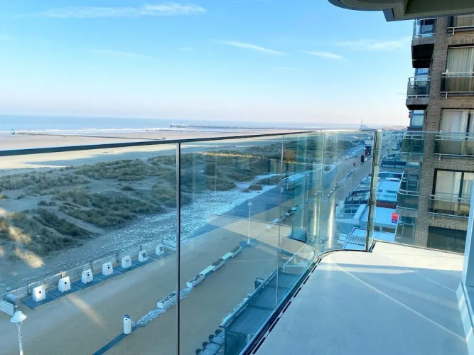 Sea Wall Retreat With Views