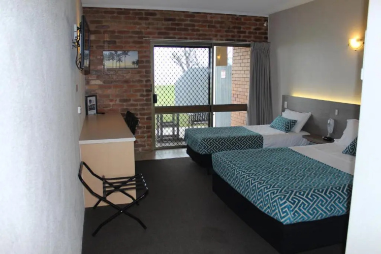 Sarina Beach Motel