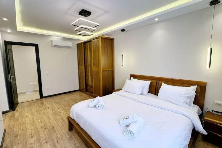 Calm & Classy 2BR - 5 min to Airport