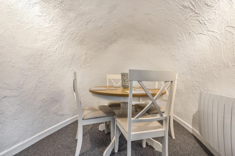 Cottage - Sleeps 6 - Pet Friendly - Patio