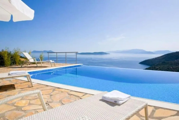 2 Bedrooms Villa