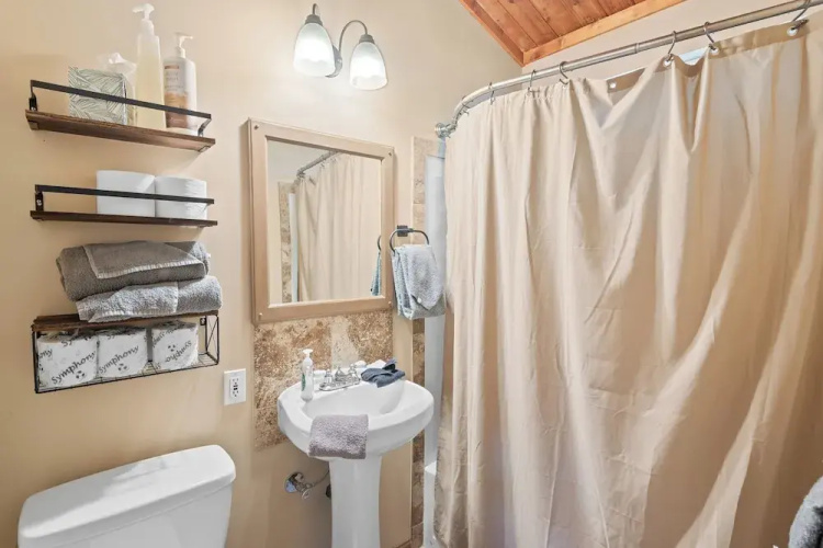 Cute Cozy Cabin