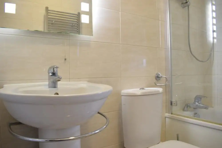 2 Bedroom Flat Near Hyde Park