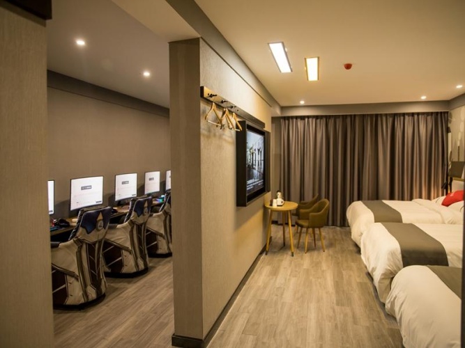 Deluxe Quintuple Suite