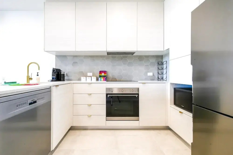 Glorious 2-bed With Waterside Balcony Views