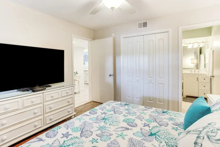Poolside Fun & Ocean Strolls: Harbor Island Haven!