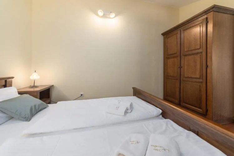 4 Bedrooms Cottage