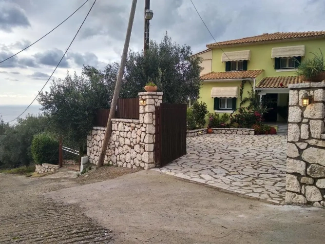 4 Bedrooms Villa