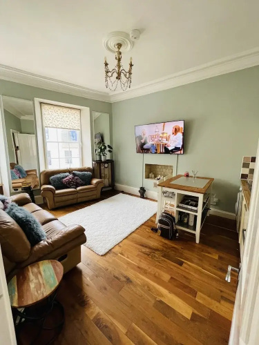 Charming 2-bedroom Apartment Located in Ayr