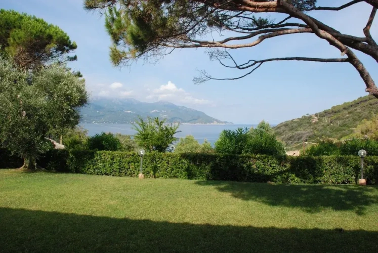 4 Bedrooms Villa with garden view