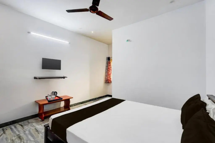 Leo's Home Stay by OYO Rooms