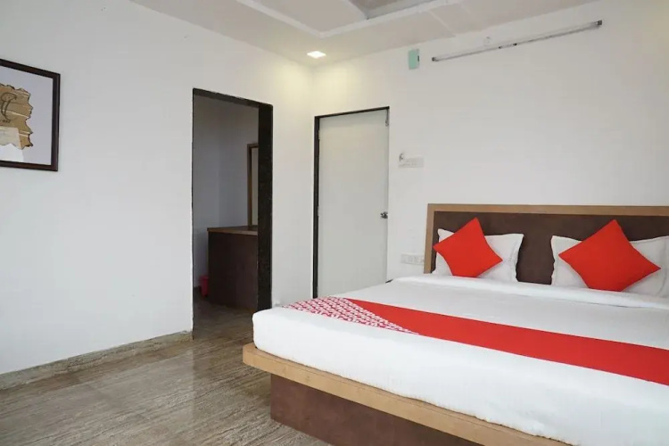 OYO 18730 Galaxy Inn