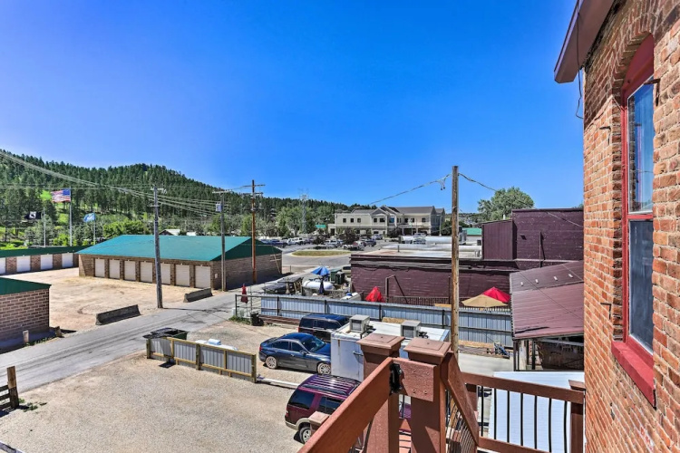 Walk to Dining, Breweries & Shops! Dtwn Custer Apt