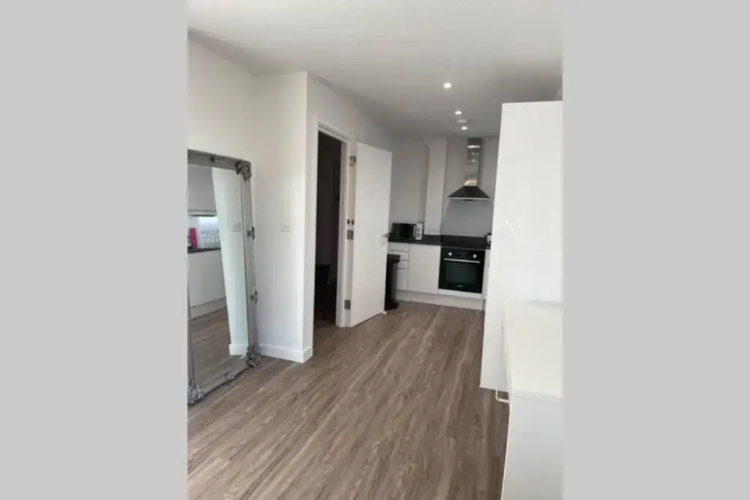 Croydon Gem Apartment - Fast train to the centre and free parking
