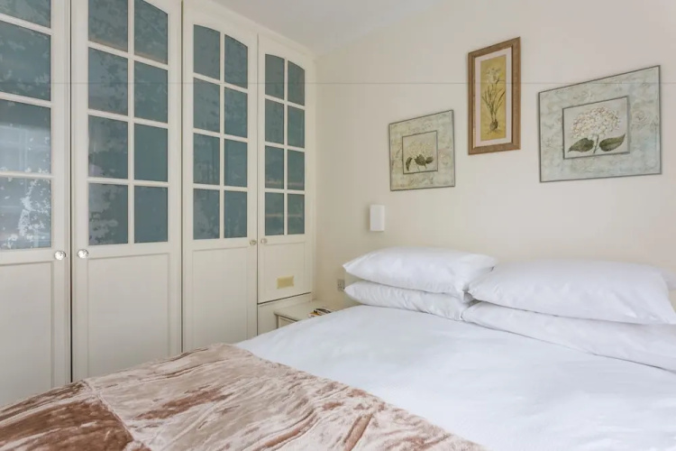 Traditional 2BR Flat in Marylebone