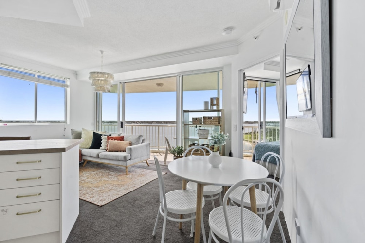 Bright 2 Bed Apartment With Ocean Views
