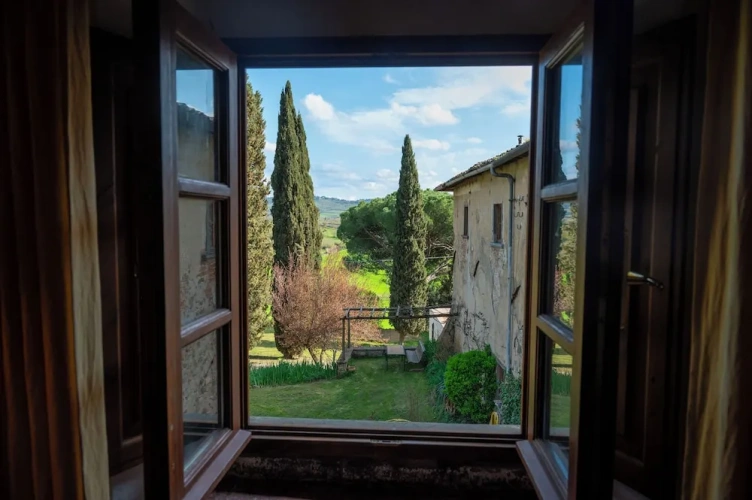 Standard Triple room with courtyard view
