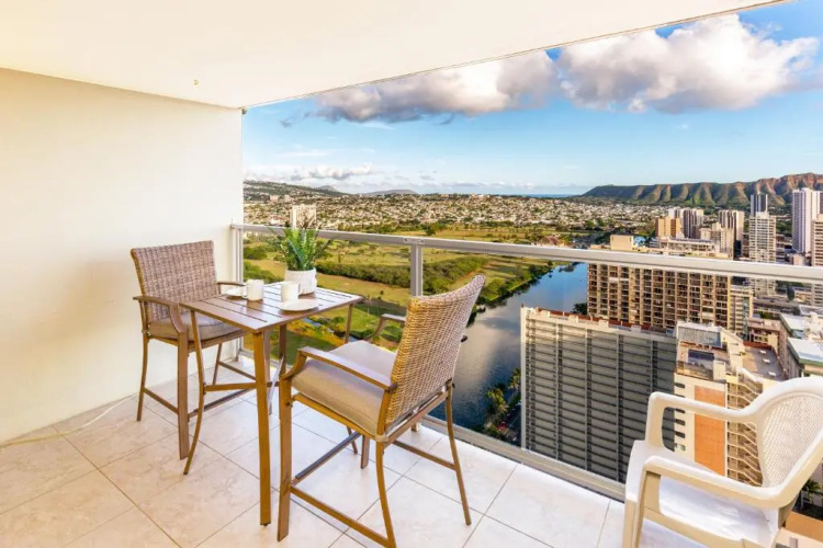 41st Floor Studio with Ocean and Diamond Head Views