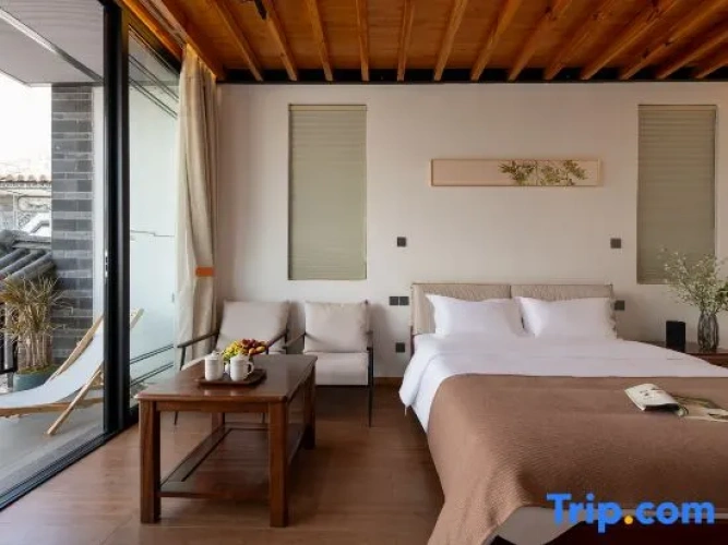 Standard Twin room with balcony and with courtyard view