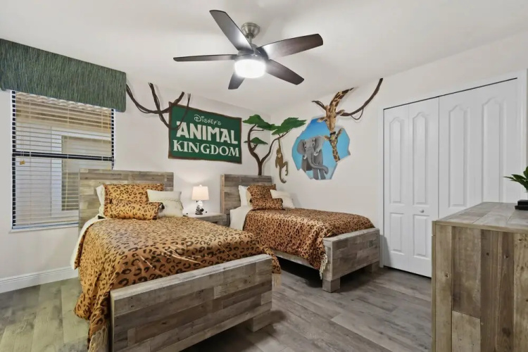 Disney themed, pool, close to parks!
