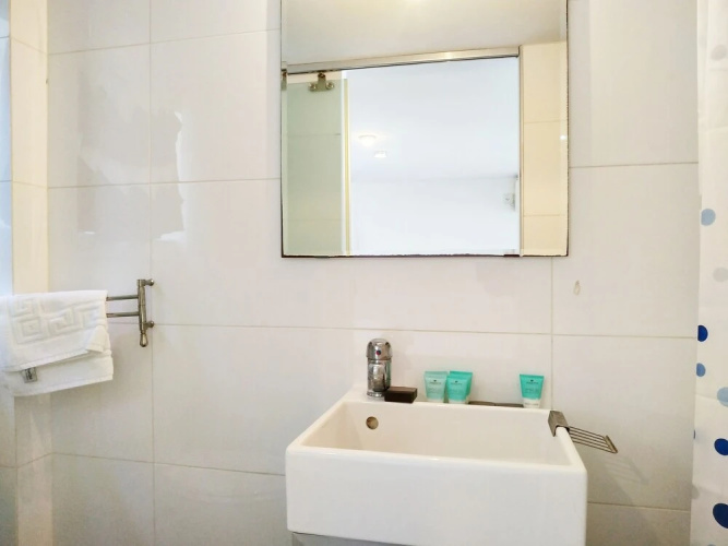AirTLV Centrally Located Studio With Gallery