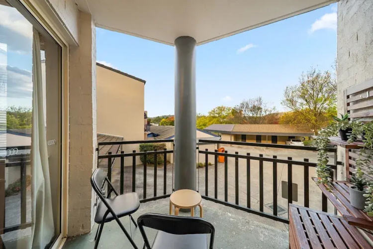 Stylish 1-bed Stay With Balcony & Study
