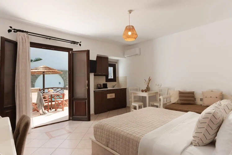 Standard Triple room with pool view