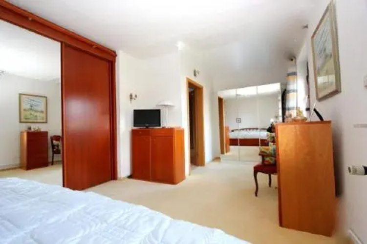 4865 Private Rooms