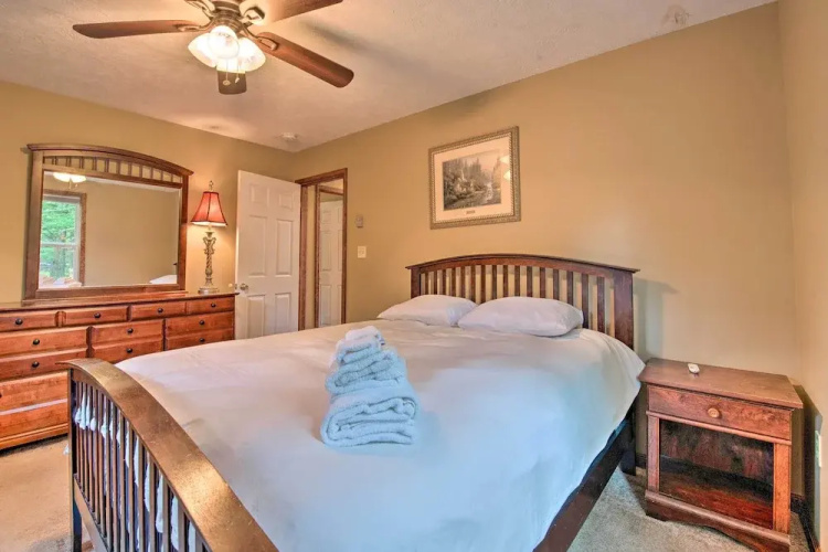 2 Mi to Lake Harmony: Gem w/ Game Room & Deck