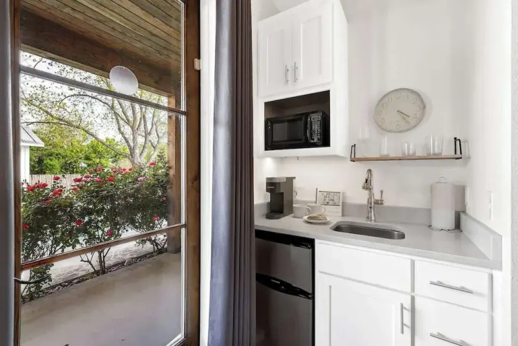 Schubert Inn Suite-b With Pool & Grill - Walk to Main