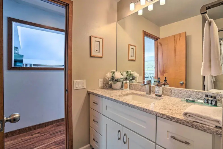 Hot Tub + Deck: Large Sunriver Home Near Skiing