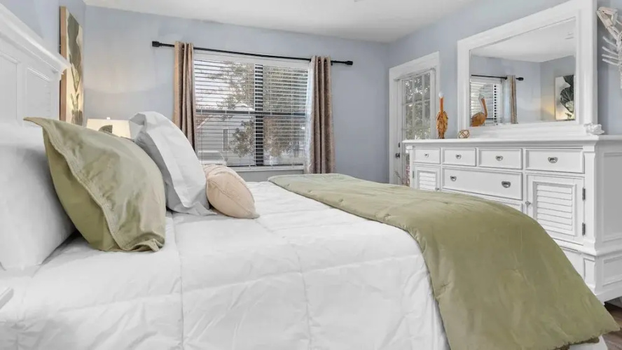Spacious Family-friendly Retreat Beach Walkable