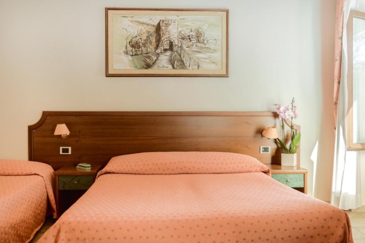 Standard Triple room