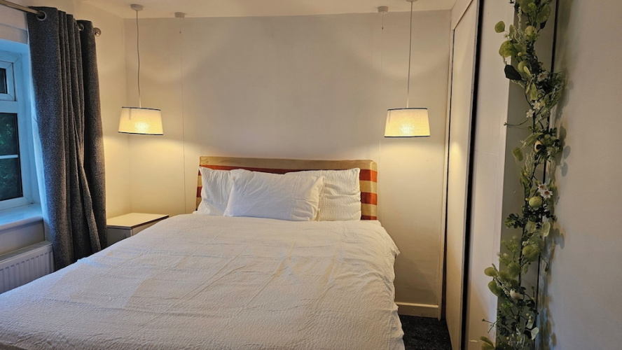 Pet Friendly - 3 Bedrooms - 6 Guests - Parking