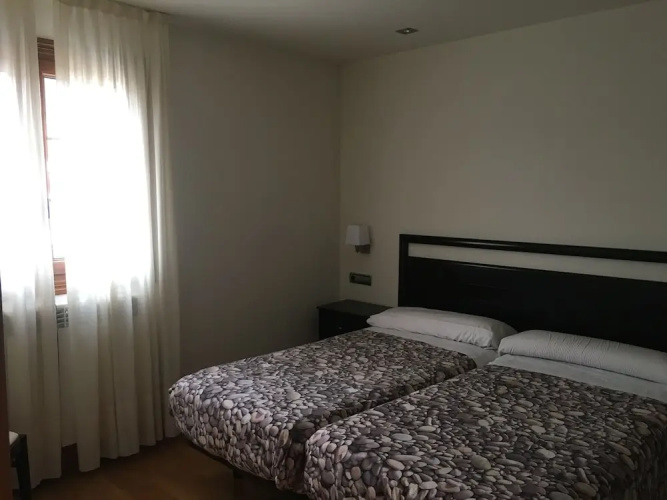 Hostal y Albergue Haizea - Hostel