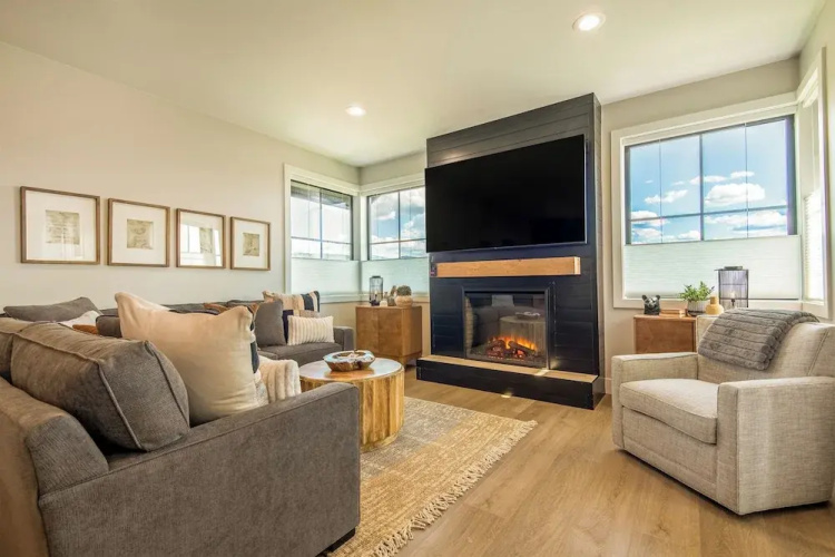 3 BR Duplex w/ Full Kitchen, W & D