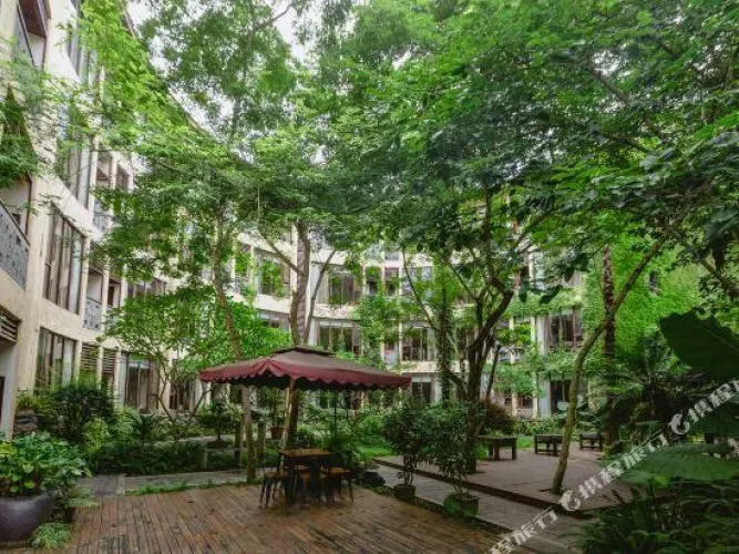 Old Kapok Hotel